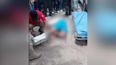 El hombre quedó tendido sin vida en el suelo