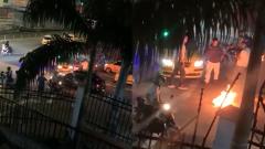 Momento en el que los conductores de los vehículos prenden con fuego las prendas de vestir del criminal