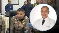 Uno de los miembros de la Policía de Tailandia y la imagen del médico colombiano en vida