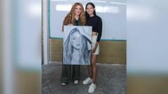 Shakira al lado de la joven Jaine, de 19 años, quien le pintó un retrato a la famosa cantante