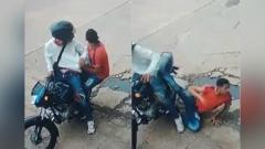 Los criminales en el momento en que el conductor de la moto abandona a su 'compinche'