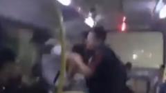Momento en que el hombre recibe un violento golpe en el rostro