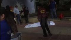 El cuerpo sin vida cubierto por una sábana blanca