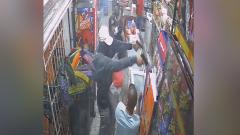 Momento en que los ladrones procedieron a hurtar el dinero de la caja