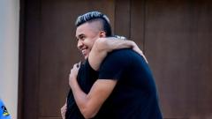 Víctor Cantillo se abraza junto a Alejandro Char tras una reunión este jueves