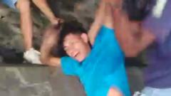 El joven en medio del ataque