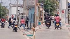 Momentos en el que los sujetos arremeten contra la casa en La Pradera.