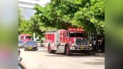 Momento en que el cuerpo de bomberos arriba al lugar de la emergencia