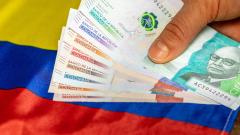 Dinero colombiano contándose.