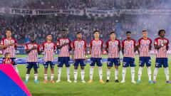 Jugadores de Junior en el campo de juego antes de iniciar un partido.