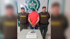 Policías con el capturado por homicidio.