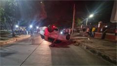 Vehículo volcado en el norte de Barranquilla.