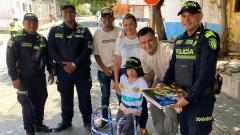 Christopher Pinzón con su madre, miembros de la Policía y allegado.