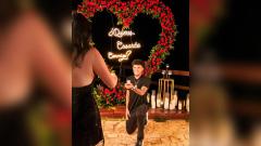 Luis Díaz pidiéndole la mano a Geraldine Ponce.