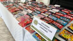 Paquetes de dulces incautados.