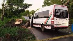 Árbol caído en vía de Sucre.