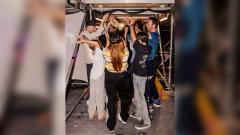 Shakira junto a sus hijos y Chris Martin en el backstage.