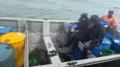 Fotografía del momento en que son capturadas las tres personas en la motonave tipo ‘Go Fast’.