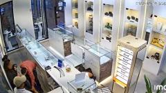 Captura de vídeo de cámara de seguridad al interior de la joyería 