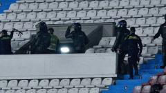 La Policía tratando de detener las riñas 