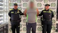 El sujeto es acusado por el delito de actos sexuales con menor de 14 años agravado. 