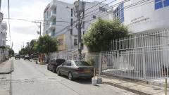 El hombre quedó gravemente herido y fue auxiliado por personas que se encontraban en el lugar.