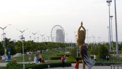 La Luna del Río se ha convertido en el mayor atractivo del Gran Malecón. Desde la estatua de Shakira se observa imponente.