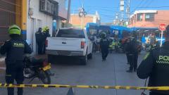 El hombre fue asesinado dentro de una camioneta marca Ford, de placas FRT-777, adscrita al tránsito de Barranquilla.