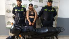 La patrulla encontró a la mujer oculta entre la maleza, en posesión de dos armas de fuego de fabricación industrial.