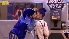 Momento del beso entre Alexa Torres y Tebi Bernal 