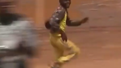 El niño se hizo viral luego de emprender una carrera tras el Papamóvil