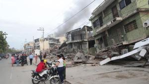 Residentes permanecen en la calle junto a varios bloques de viviendas dañados por los terremotos