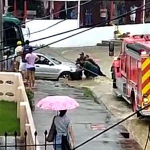 Momentos de pánico vivieron las personas, hasta la llegada de los bomberos. 