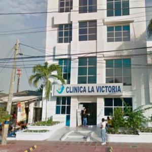 El hombre alcanzó a ser llevado con vida a la Clínica La Victoria, donde los médicos no pudieron salvarle la vida ante la gravedad de las heridas. 