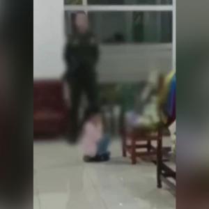 Niña besa foto de su papá policía al pie del ataúd