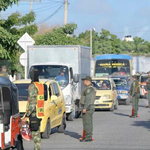 Varias personas esperaron por horas un bus, teniendo que elegir otras opciones para llegar a tiempo a sus trabajos