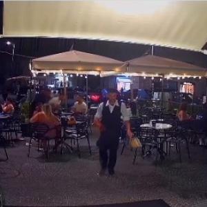 El curioso hecho quedó registrado a través de las cámaras de seguridad del lugar.