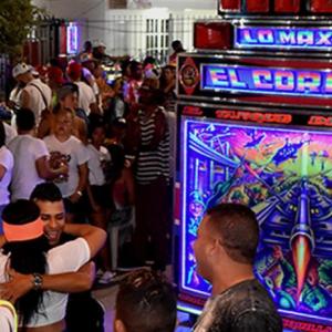 Un grupo de personas bailan al calor del picó el Coreano.