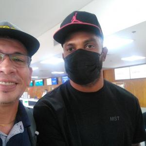 Miguel Borja en el aeropuerto Ernesto Cortissoz con el periodista Jerry Benavides.