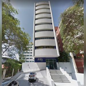 Después de cometer el robo, los sujetos salieron como si nada por la puerta principal del edificio, de acuerdo con testigos.