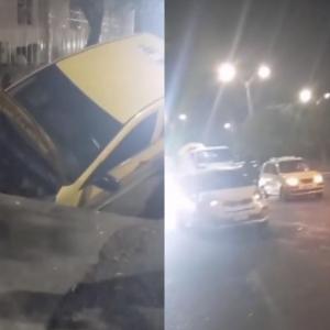 El taxi quedó casi en su totalidad dentro del hueco producto de las obras. 