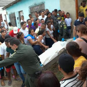 Momento en el que uniformados de la Policía sacaban el cadáver de la víctima de la escena del crimen.