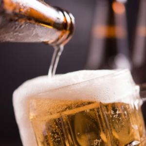 Entre 6:00 p.m. y 9:00 p.m. es el horario en que más se compra cerveza por la aplicación en el país 