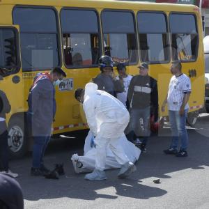 Momento en el que se hace el levantamiento del cuerpo de John Pardo, asesinado el pasado domingo.