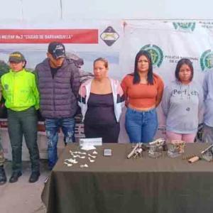 Foto de reseña de los cinco capturados por las autoridades.