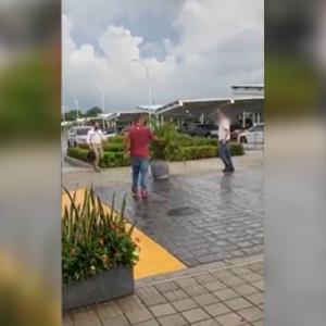 El hombre fue auxiliado por un miembro de Migración Colombia.