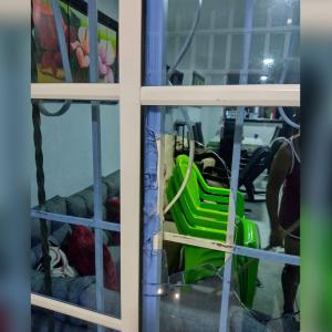 Ventana rota de la vivienda del periodista Jacinto.