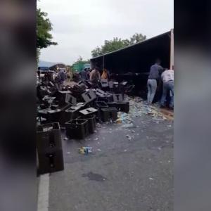 El vehículo de tracción fue saqueado por moradores de la zona. 