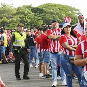 Las largas filas a las afueras del escenario para el ingreso al juego entre Junior y Once Caldas