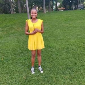 La joven, quien se encontraba estudiando enfermería, pudo responder a los comentarios de sus seguidores en el en vivo antes de reanudar su nado.